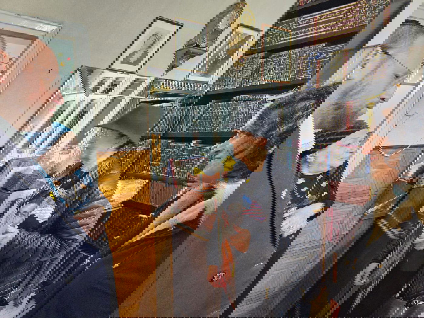 האמא מירב לשם גונן (מימין) עם הרבנית פוברסקי ואיש התקשורת ישראל כהן. באמצע, ורדה בן ברוך הסבתא של עידן אלכסנדר שלפני כחודש הגיע ממנו אות חיים