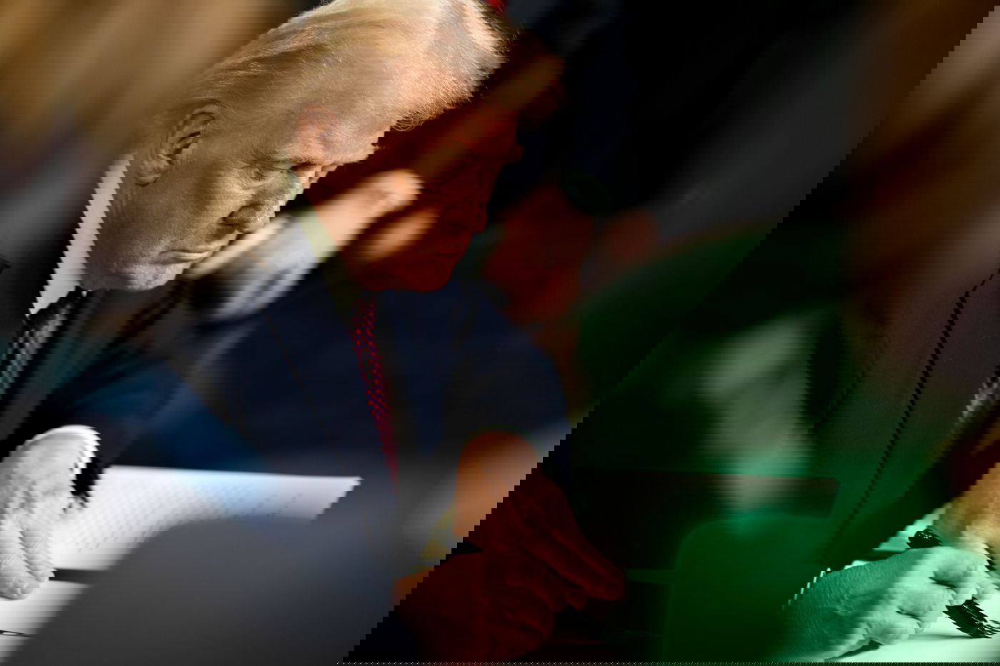 טראמפ חותם, אילוסטרציה