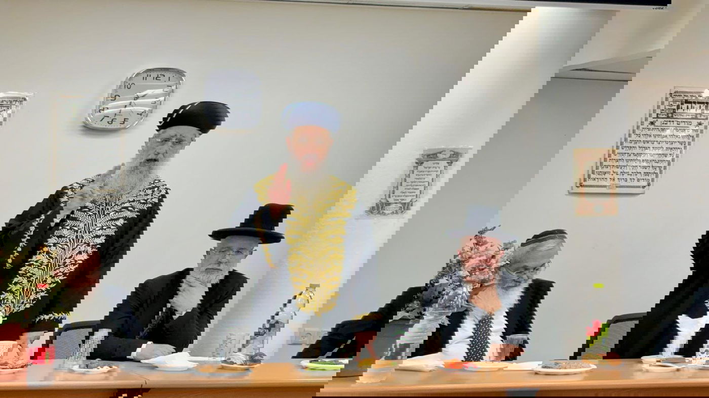 הראש"ל הגר"ד יוסף והראב"ד הגר"ז כהן, היום בתל אביב