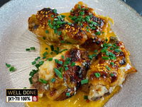 רוטב פיקנטי וטעים של צ'ילי, שום ושומשום שעוטף את הכנפיים העסיסיות של 'וול דאן'