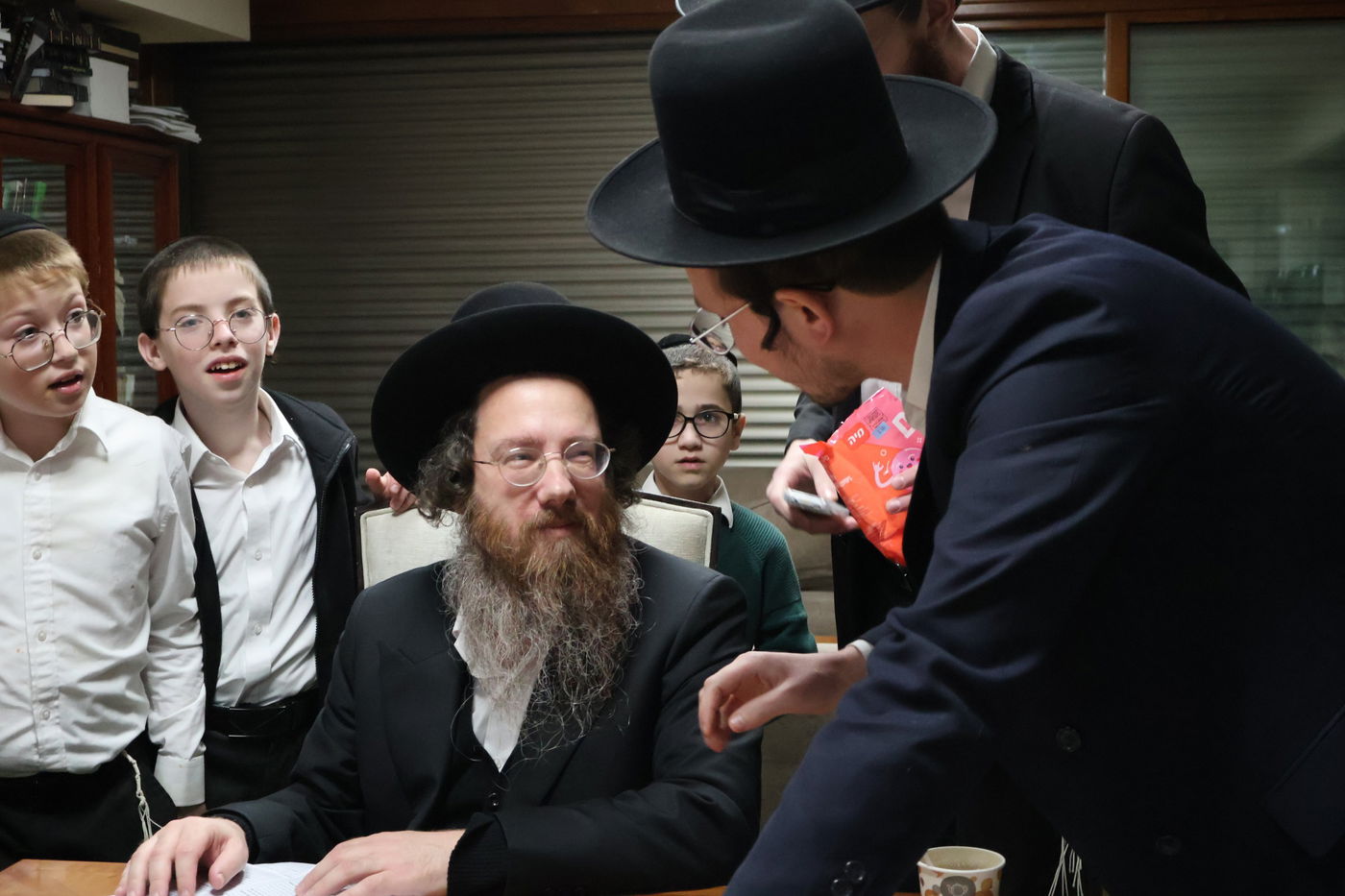 ילדי הלמדנים מברכפלד בביקור אצל גדולי ישראל בב"ב