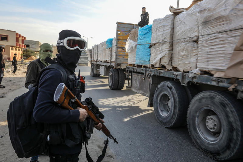 חמושים פלסטינים סביב משאיות הסיוע בעזה