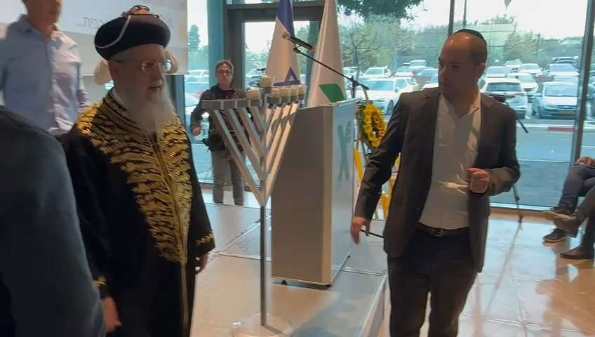 ראש״ל והרה״ר הגר״ד יוסף מחזק ומעודד את מירב ברגר אמה של החטופה אגם ברגר, בטקס הדלקת נר חנוכה