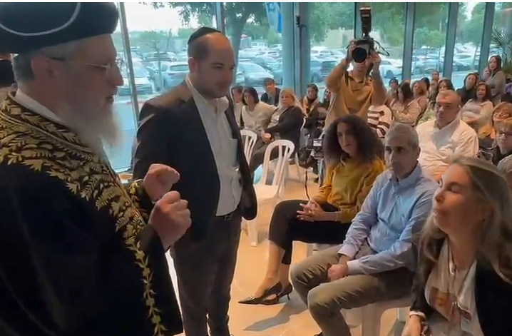 הגר"ד יוסף עם מירב ברגר אם החטופה אגם,