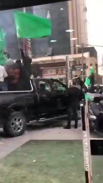 מחבלי חמאס בחגיגות השחרור היום
