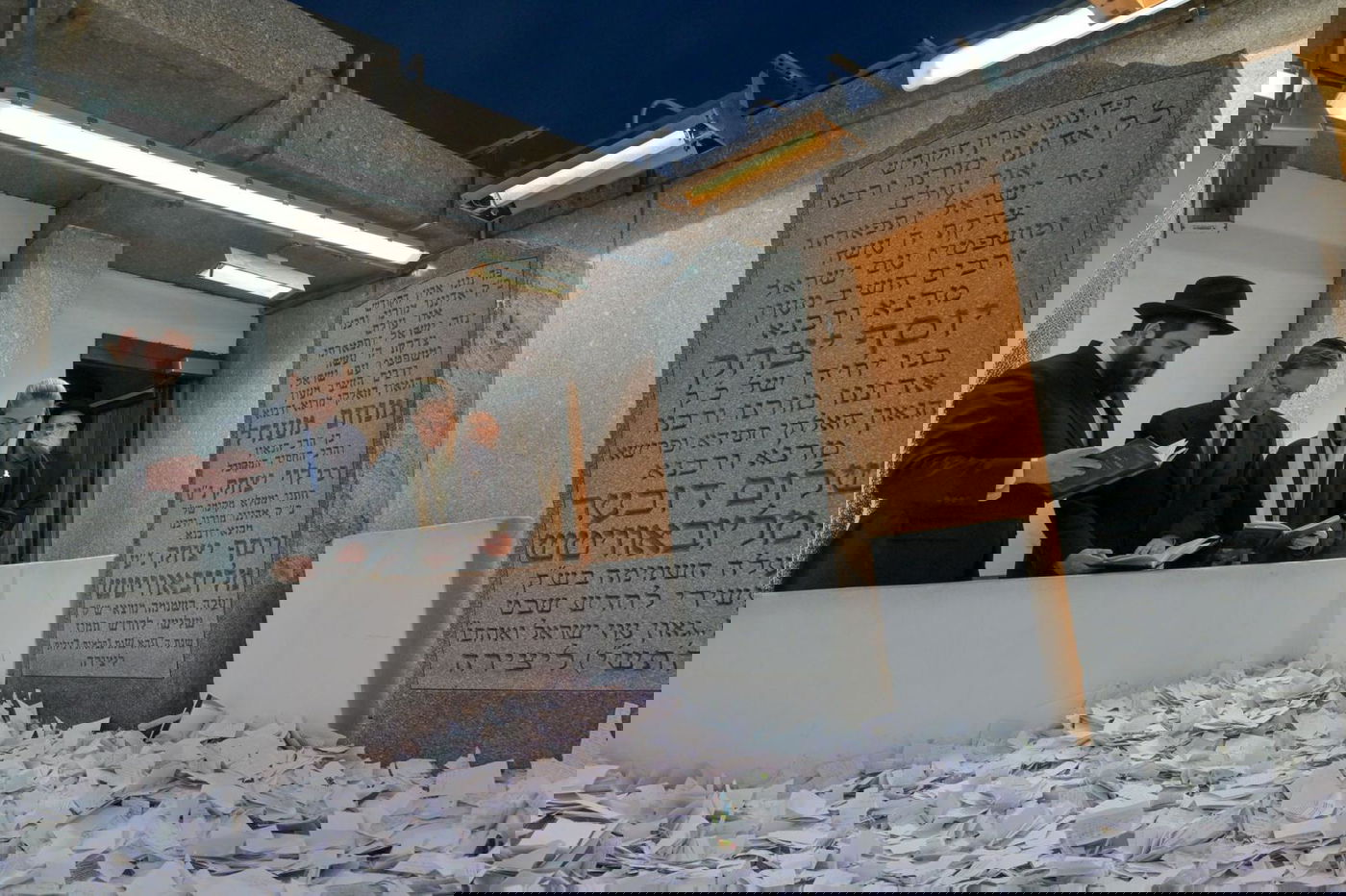 נשיא המדינה הרצוג בציון הרבי מליובאוויטש; זה מה שכתב בפתק