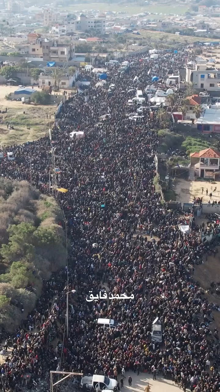 המוני העזתים ממתינים ליד ציר נצרים