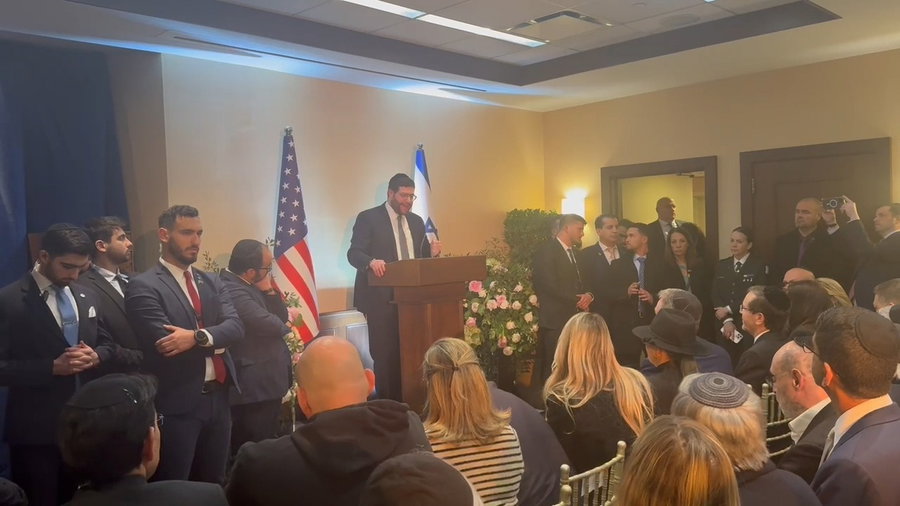 הרב גולדשמידט וסטיב ויטקוף נואמים באירוע 