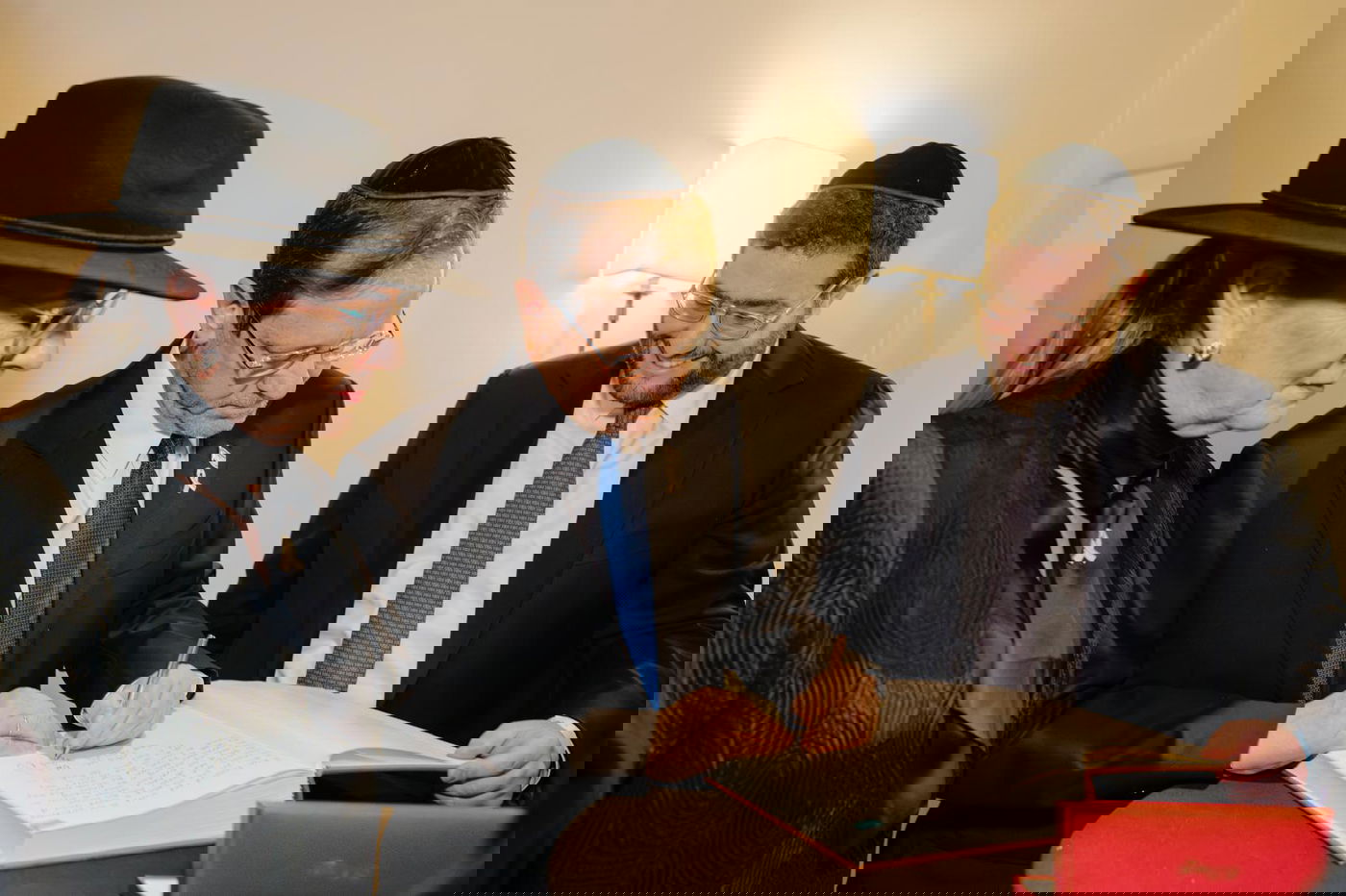 הרב גולדשמידט מניו יורק חנך בית כנסת חדש - והעניק "כיפת טראמפ" לסטיב ויטקוף