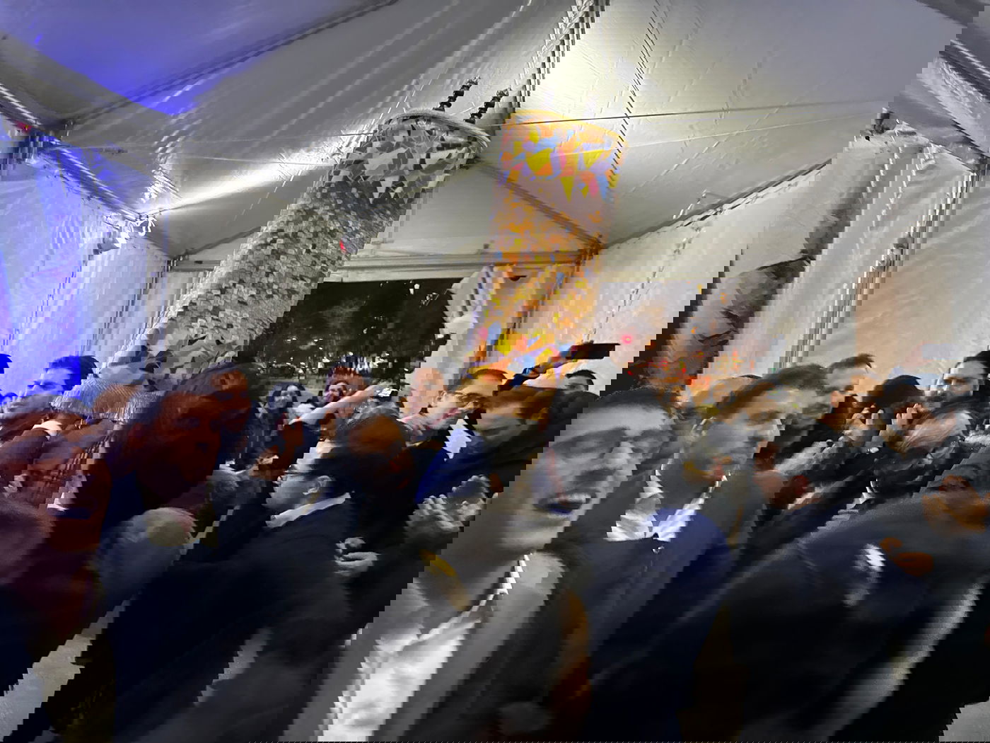 הרב גולדשמידט מניו יורק חנך בית כנסת חדש - והעניק "כיפת טראמפ" לסטיב ויטקוף