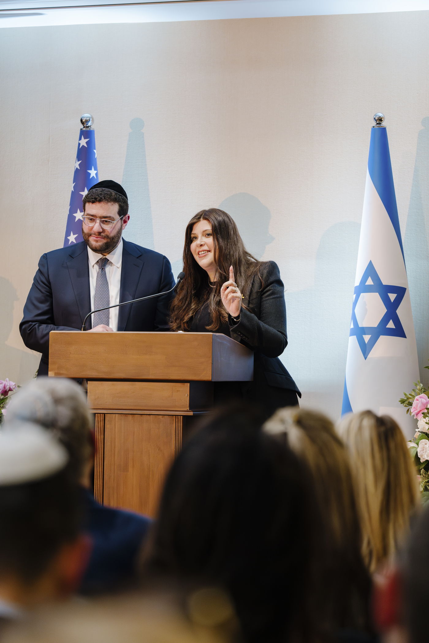 הרב גולדשמידט מניו יורק חנך בית כנסת חדש - והעניק "כיפת טראמפ" לסטיב ויטקוף