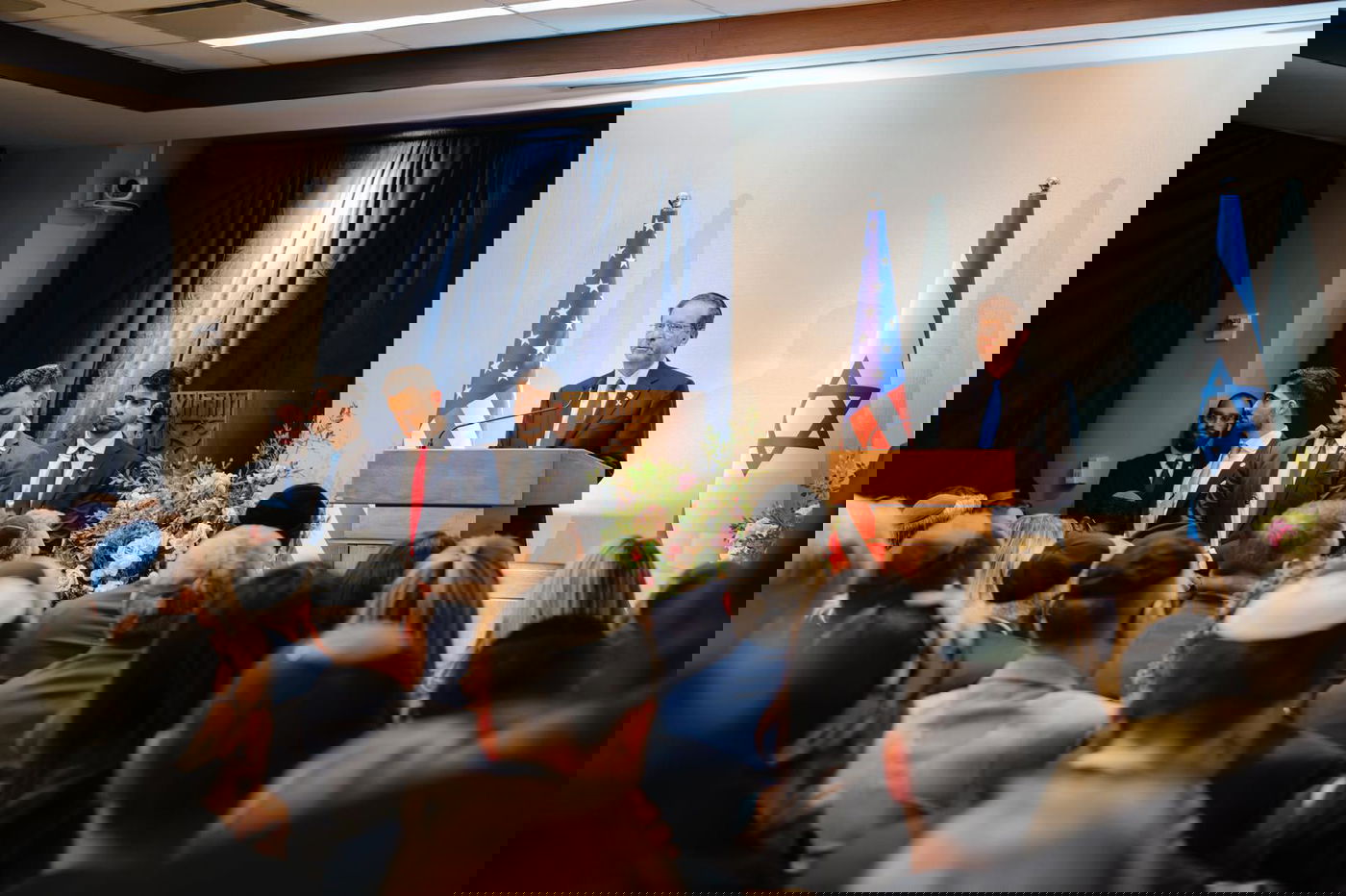 הרב גולדשמידט מניו יורק חנך בית כנסת חדש - והעניק "כיפת טראמפ" לסטיב ויטקוף