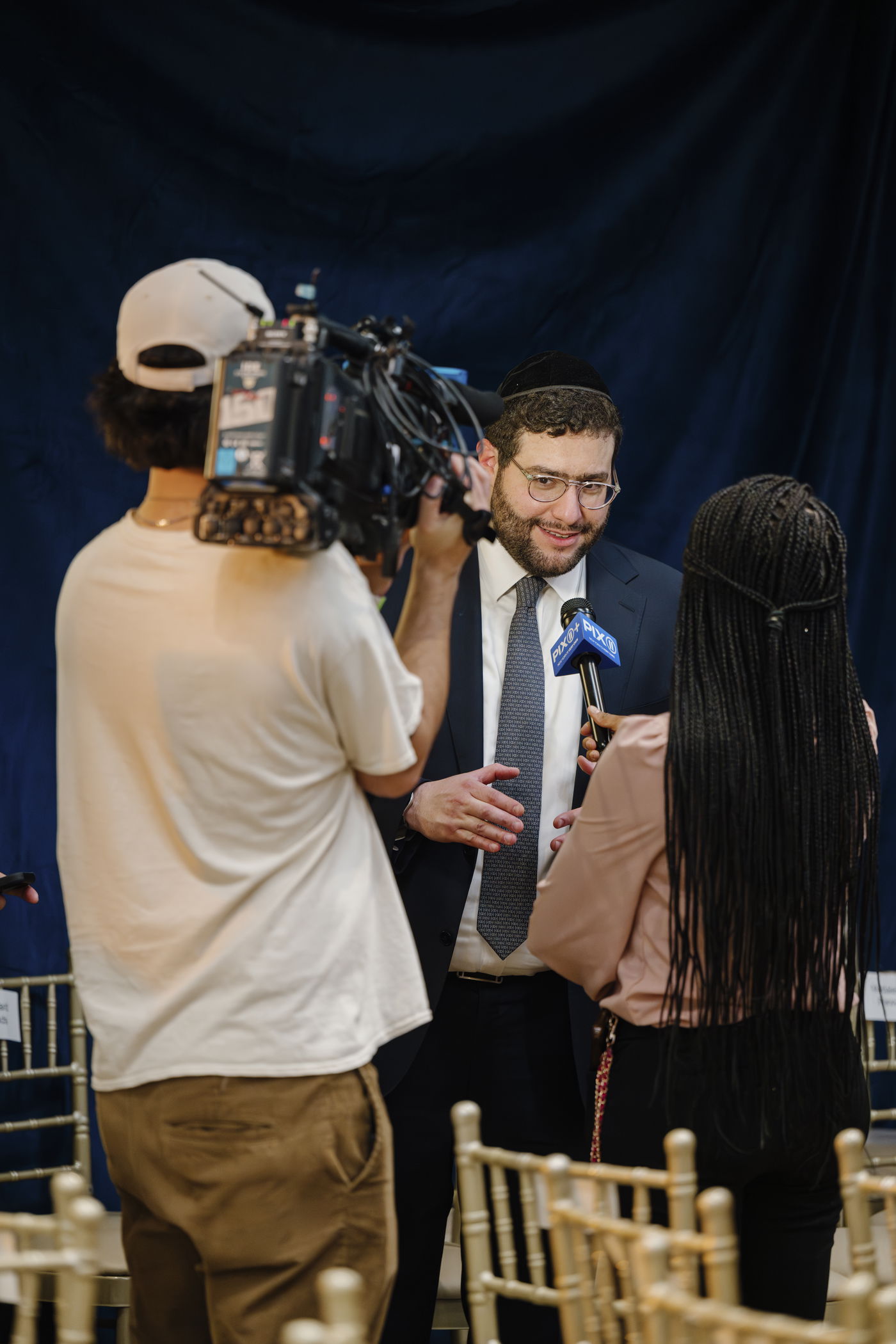 הרב גולדשמידט מניו יורק חנך בית כנסת חדש - והעניק "כיפת טראמפ" לסטיב ויטקוף