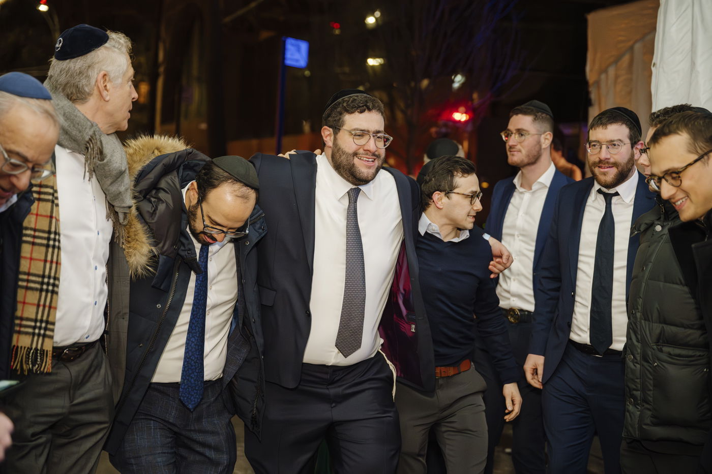 הרב גולדשמידט מניו יורק חנך בית כנסת חדש - והעניק "כיפת טראמפ" לסטיב ויטקוף