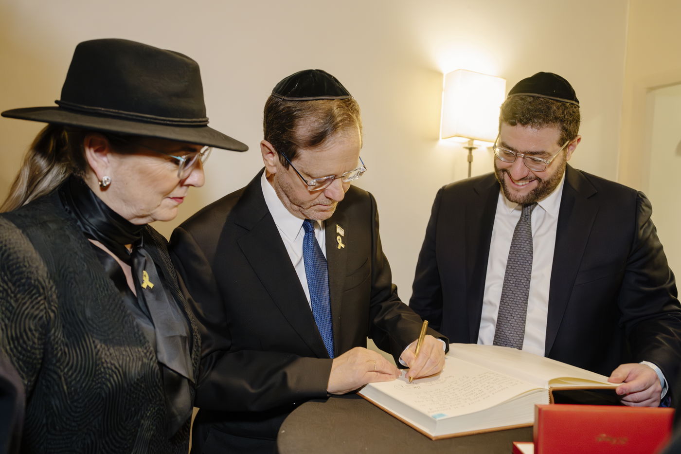 הרב גולדשמידט מניו יורק חנך בית כנסת חדש - והעניק "כיפת טראמפ" לסטיב ויטקוף