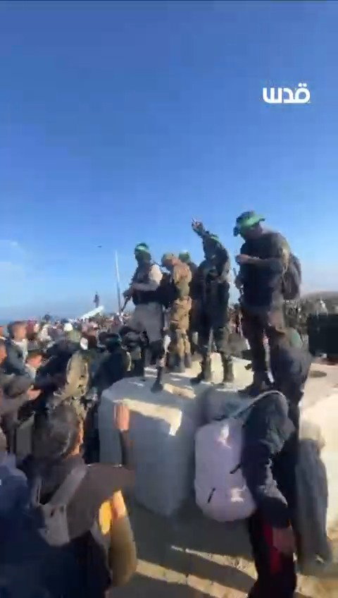 מחבלי החמאס מקבלים את פני העקורים השבים לצפון הרצועה