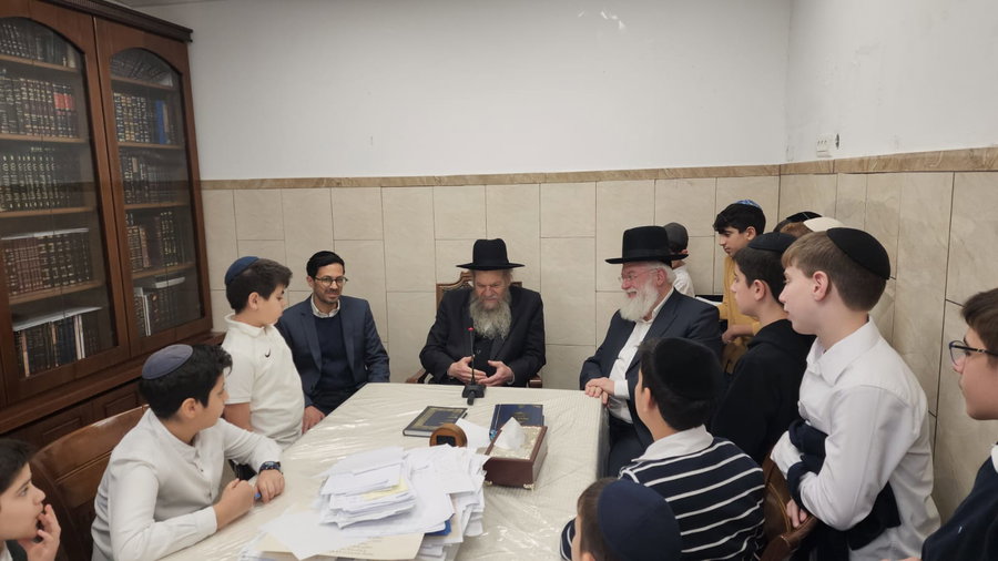 תלמידי בית ספר "חורב" רמת גן בביקור אצל הגרמ"ש אדלשטיין