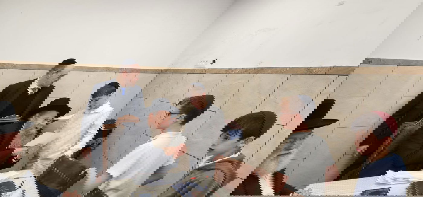 תלמידי בית ספר "חורב" רמת גן בביקור אצל הגרמ"ש אדלשטיין 