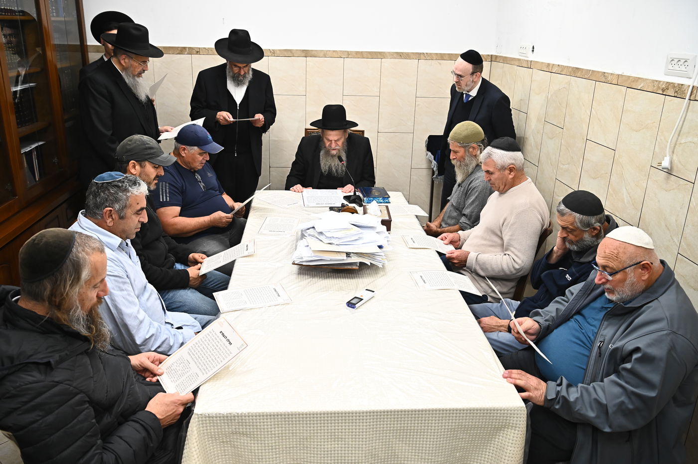 החקלאים בתפילה אצל הגאון רבי מרדכי שמואל אדלשטיין