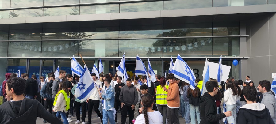 קבלת פנים לחטופות ליד בית חולים בילינסון