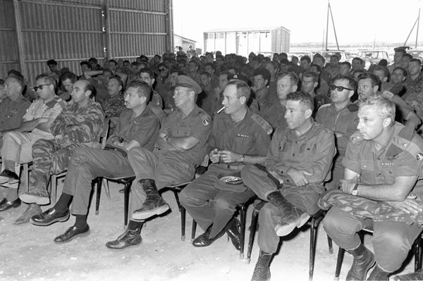 תחקיר הרמטכ"ל, יושבים מימין לשמאל: אל"מ אריאל שרון , אלוף ישראל טל , אלוף ישעיהו גביש , הרמטכ"ל יצחק רבין , אלוף עזר ויצמן , אלוף ברוך בר-לב