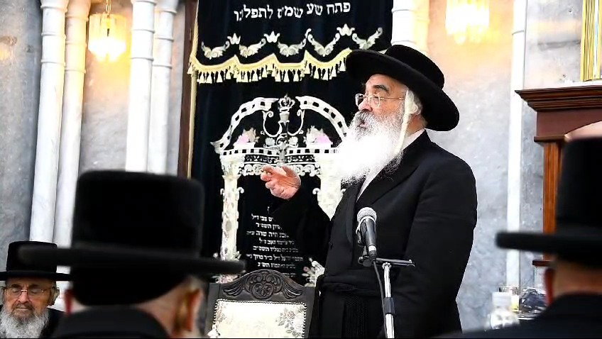 האדמו"ר מדושינסקיא בקביעת מזוזה וסעודת ראש חודש בבני ברק