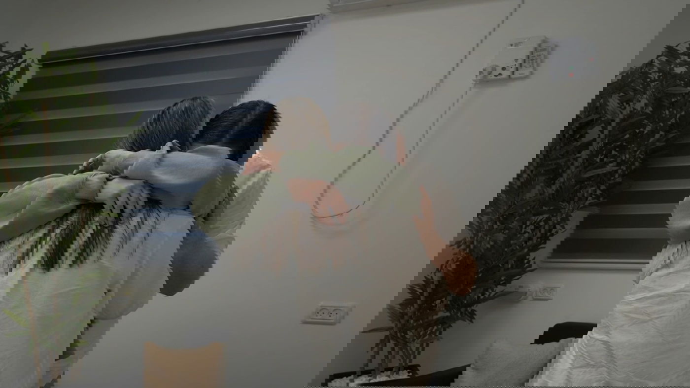 דמעות של אושר והקלה: החיבוק של אגם עם אימא ואבא 