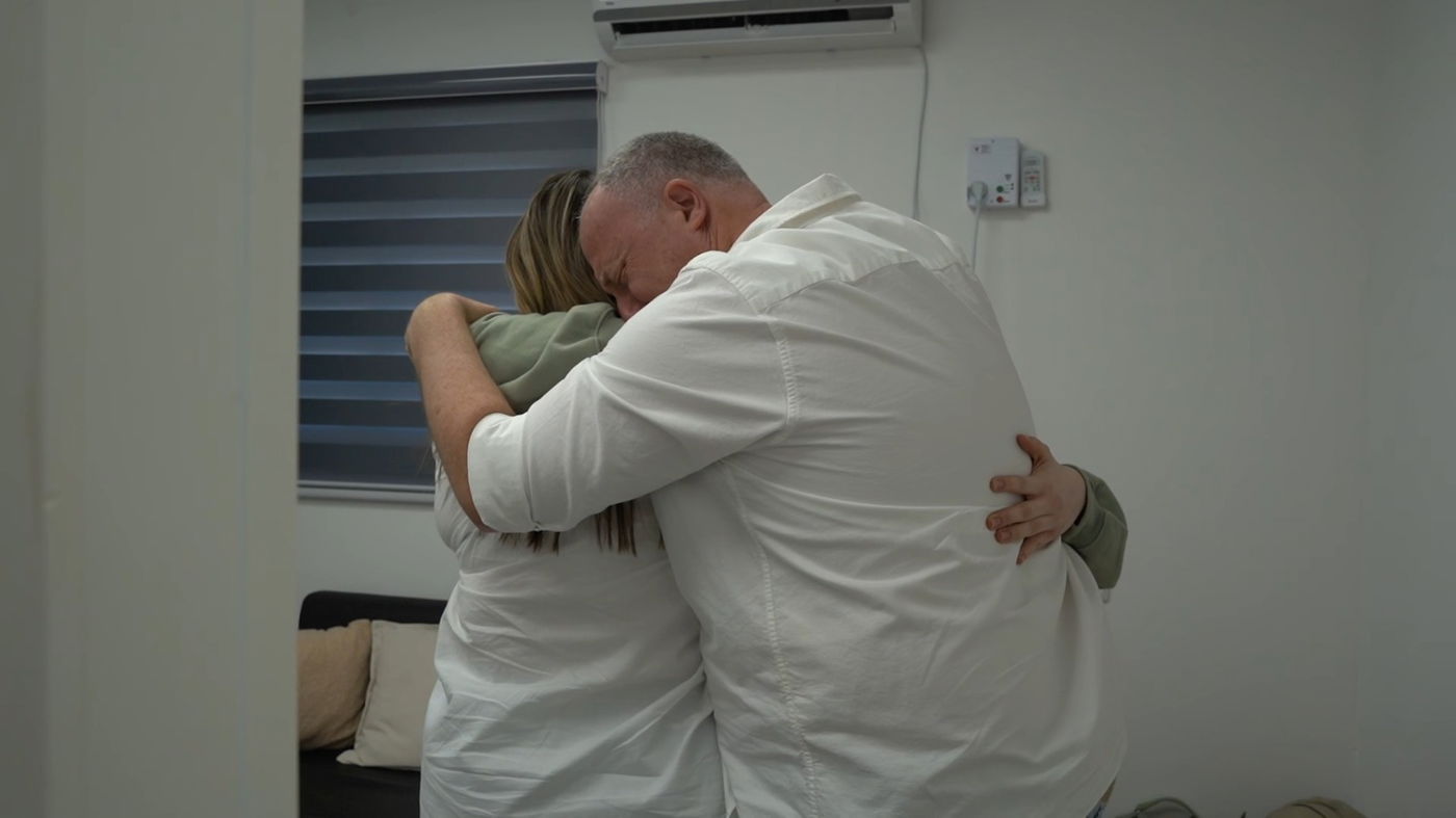 דמעות של אושר והקלה: החיבוק של אגם עם אימא ואבא 