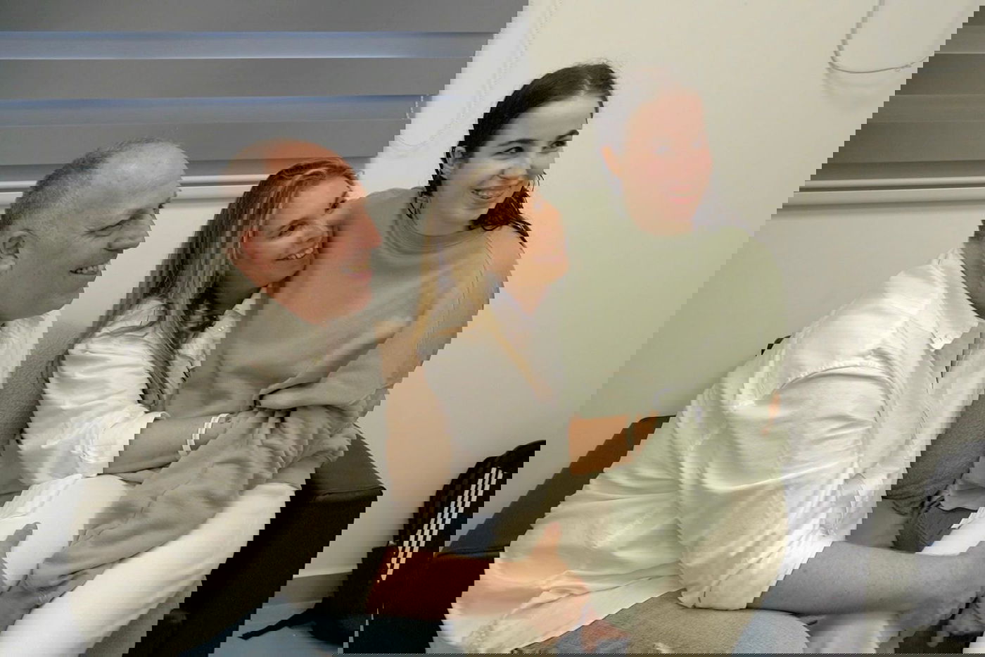 דמעות של אושר והקלה: החיבוק של אגם עם אימא ואבא 