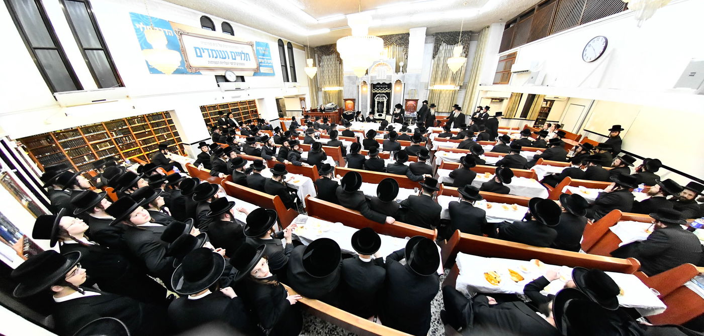 האדמו"ר מדושינסקיא בקביעת מזוזה וסעודת ראש חודש בבני ברק