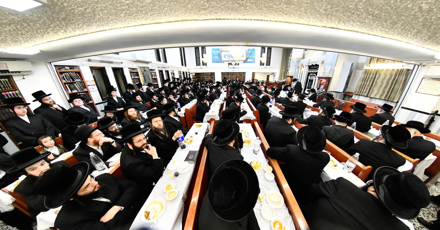 האדמו"ר מדושינסקיא בקביעת מזוזה וסעודת ראש חודש בבני ברק