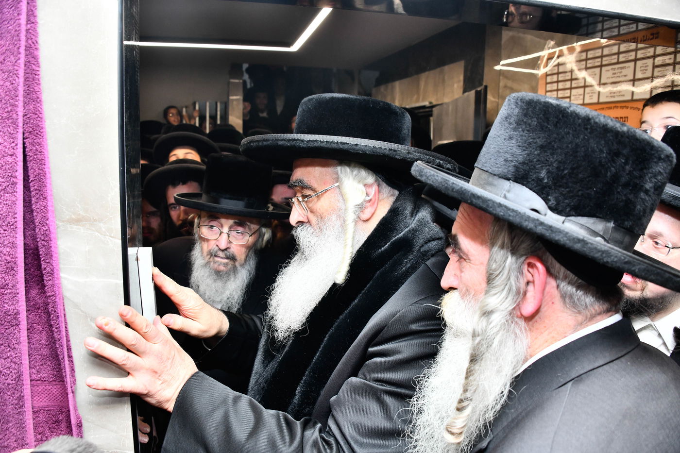 האדמו"ר מדושינסקיא בקביעת מזוזה וסעודת ראש חודש בבני ברק