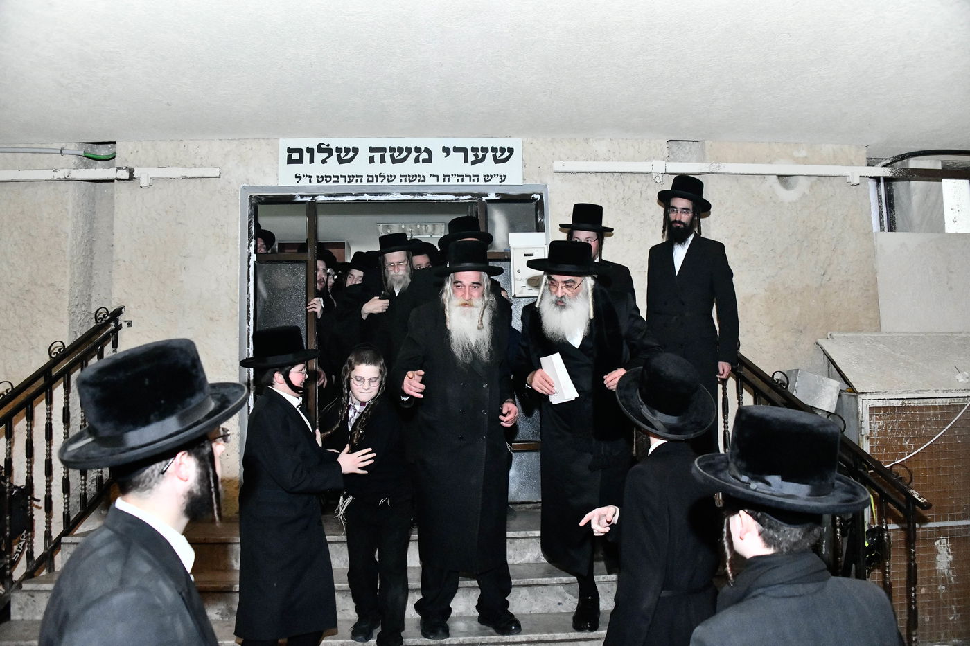 האדמו"ר מדושינסקיא בקביעת מזוזה וסעודת ראש חודש בבני ברק