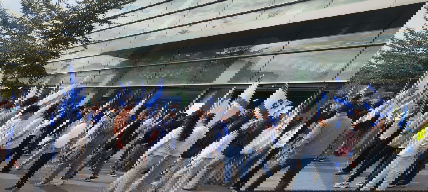 צעירים בקבלת פנים לחטופות ליד בילינסון