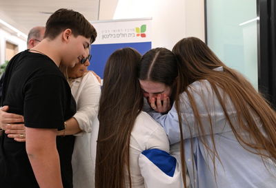 אגם בבכי לאחיה: "אתה כזה גבוה, בגובה של אבא" | צפו