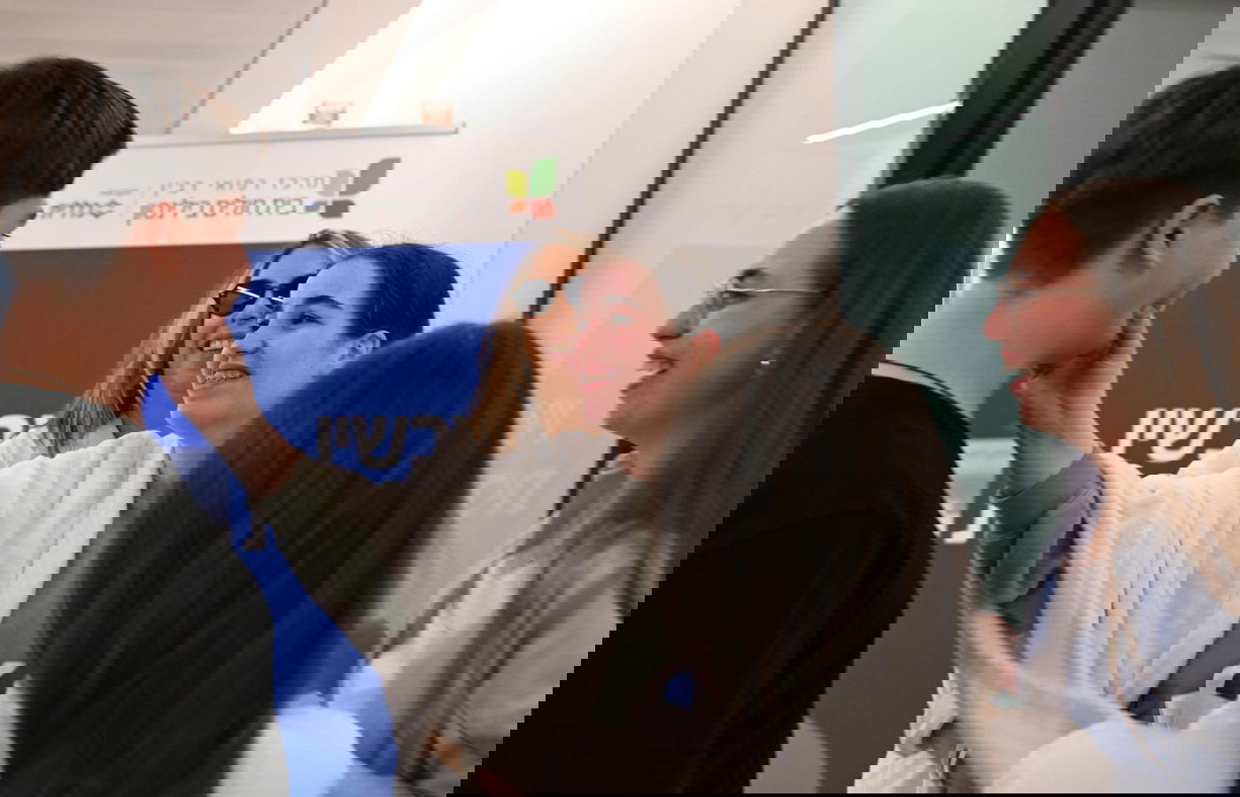 אגם בבכי לאחיה: "אתה כזה גבוה, בגובה של אבא" | צפו