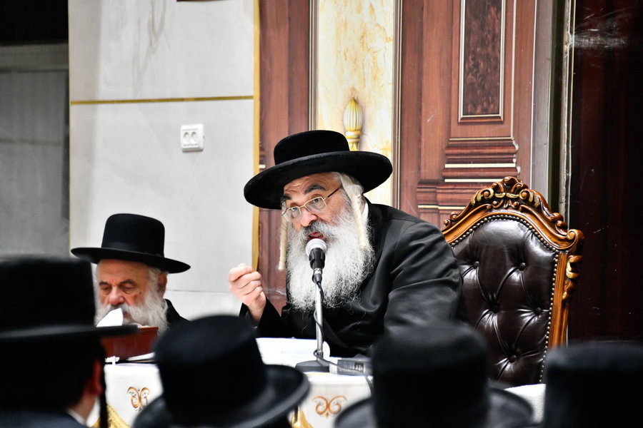האדמו"ר מדושינסקיא בישיבת 'מנחת יצחק'