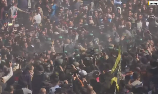 ההמונים סביב רכב עם חטופים בחאן יונס, בעסקה האחרונה