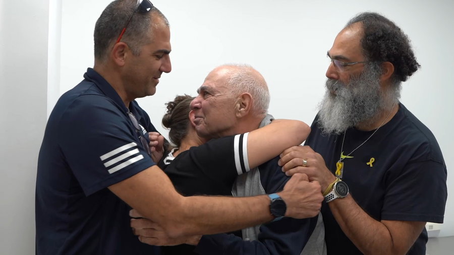 גדי מוזס מתאחד עם משפחתו