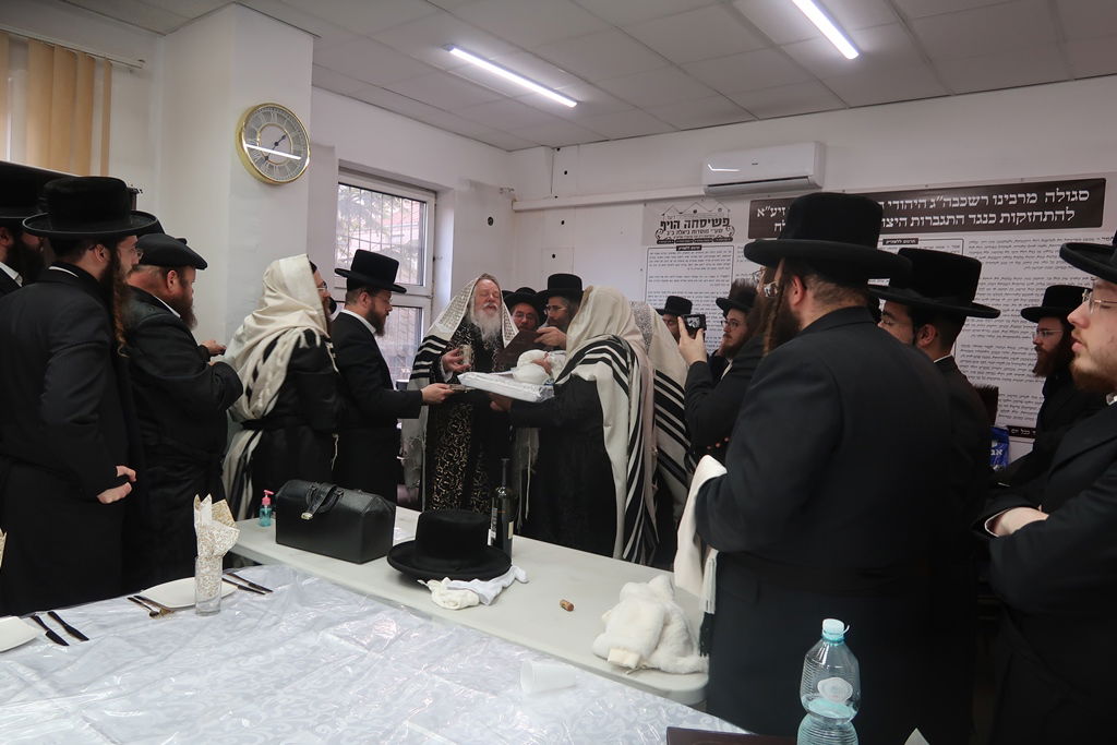 שמחת הברית בחצרות ביאלה ב"ב - פרמשילאן