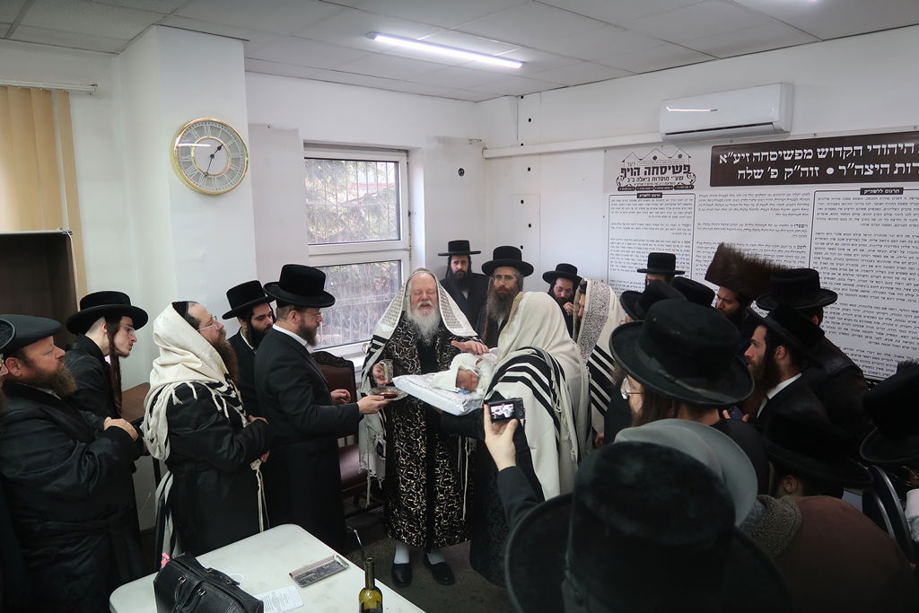 שמחת הברית בחצרות ביאלה ב"ב - פרמשילאן