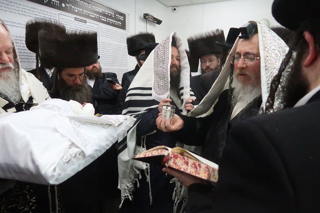 שמחת הברית בחצרות ביאלה ב"ב - פרמשילאן