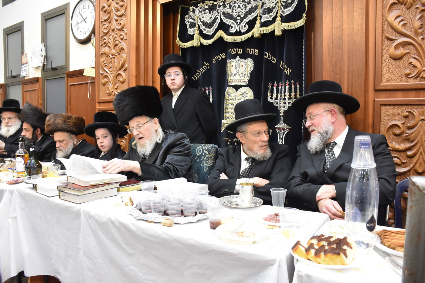 טיש הילולא בשילוב בר מצווה באוז'רוב 