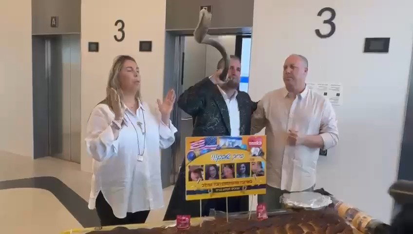 תקיעה בשופר עם הוריה של אגם ברגר