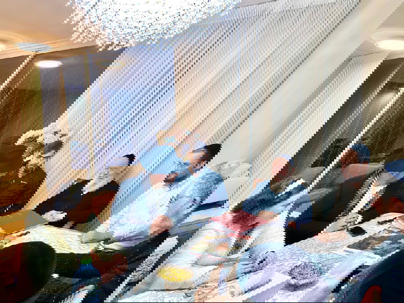 בני המשפחות עם הרב דרוק וישראל כהן במעונו של הגר"י זילברשטיין