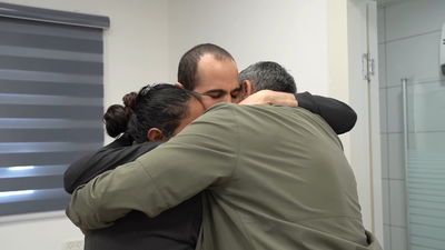 רגעי המפגש המרגש של ירדן ביבס עם בני משפחתו | צפו