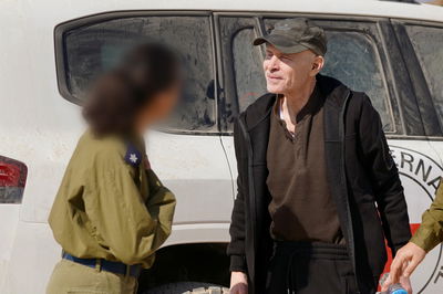 קית' סגל עובר לידי כוחות צה"ל, לאחר שחרורו משבי חמאס