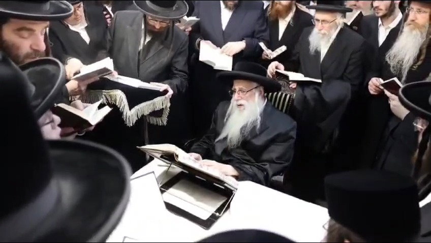 האדמו"ר מצאנז בתפילה באתרא קדישא מירון