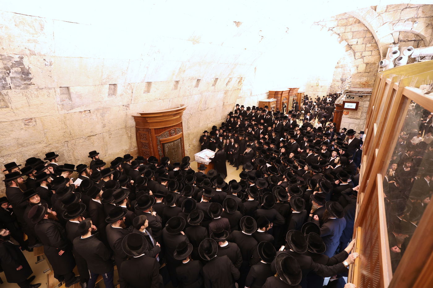 האדמו"ר מצאנז בתפילה ע"י ה'כותל המערבי'