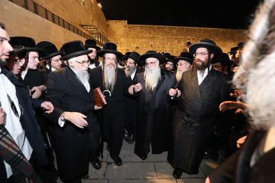 האדמו"ר מצאנז בתפילה ע"י ה'כותל המערבי'